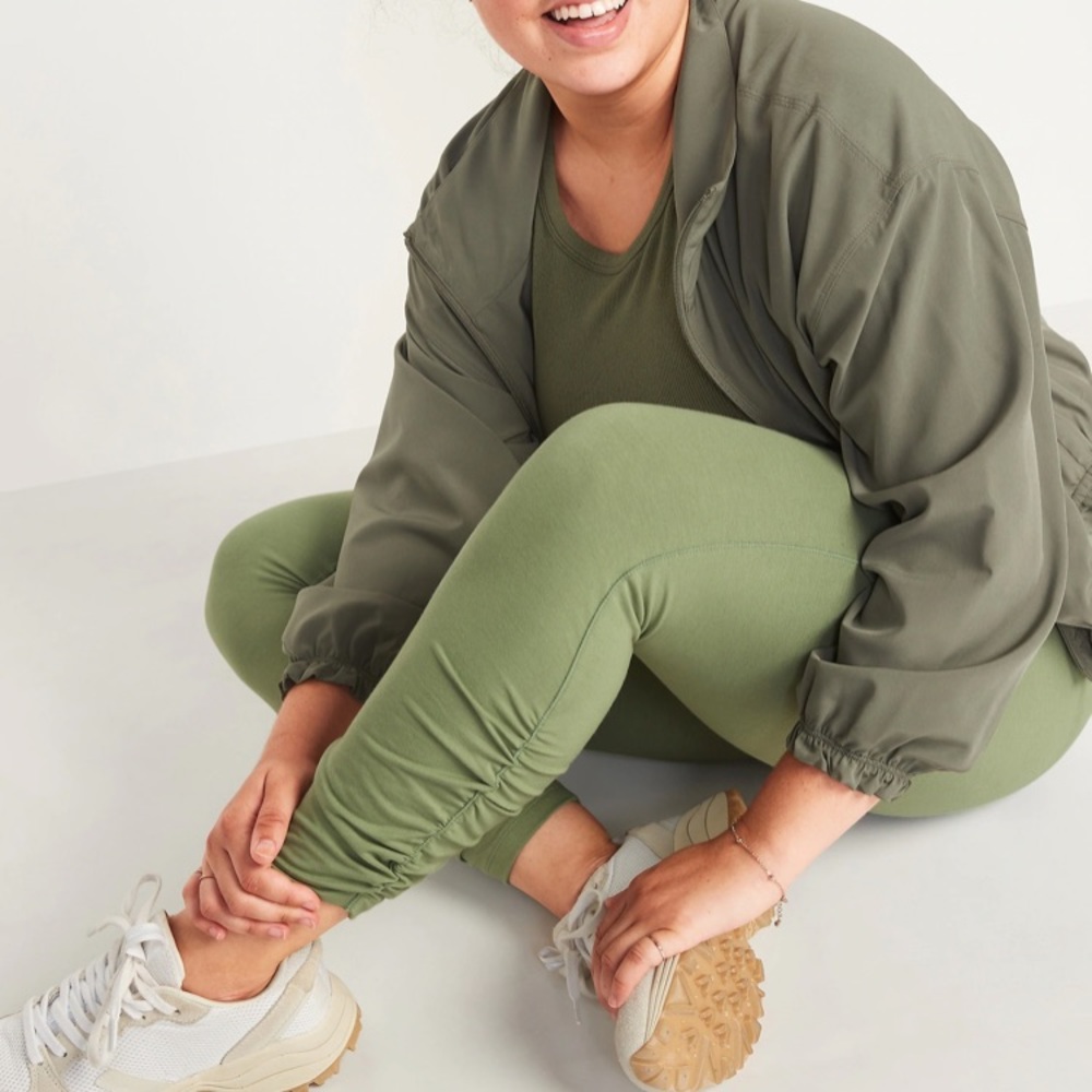Old Navy Green Extra High-Waisted PowerChill Hidden-Pocket Ruched 7/8 Leggings